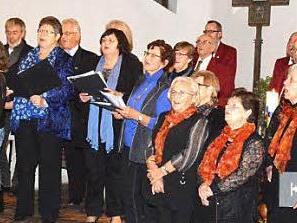 Der Kirchenchor "Cantantes" Hofheim (in blau) sang mit der Chorgemeinschaft 1927 Goßmannsdorf zum Jubiläum.  Foto: Gerhard Schmidt