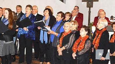 Der Kirchenchor "Cantantes" Hofheim (in blau) sang mit der Chorgemeinschaft 1927 Goßmannsdorf zum Jubiläum.  Foto: Gerhard Schmidt