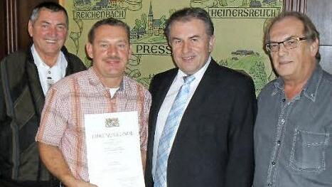 Der Markt Presseck ehrte Ralf Jungbauer (Zweiter von links) für 25 Jahre Treue. Mit im Bild (von links) das ehemalige Gemeindeoberhaupt Erhard Hildner, Bürgermeister Siegfried Beyer und Geschäftsstellenleiter Wolfgang Beetz. Foto: Klaus-Peter Wulf