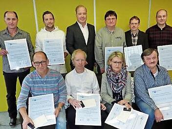 Groß war die Zahl der Jubilare, die seit bis zu 40 Jahren bei ASS in Stockheim beschäftigt sind. Mit im Bild Geschäftsführer Matthias Stegner (hintere Reihe, Dritter von links). Foto: gf