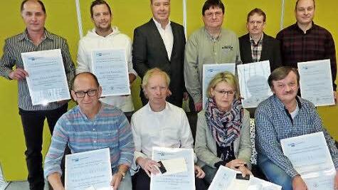 Groß war die Zahl der Jubilare, die seit bis zu 40 Jahren bei ASS in Stockheim beschäftigt sind. Mit im Bild Geschäftsführer Matthias Stegner (hintere Reihe, Dritter von links). Foto: gf
