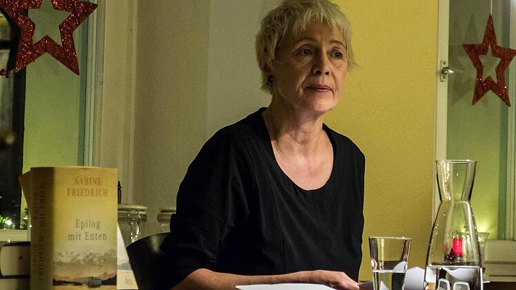 Heimspiel für Sabine Friedrich: In Coburg stellte die Autorin ihren neuen Roman "Epilog mit Enten" bei einer Lesung vor. Foto: Jochen Berger