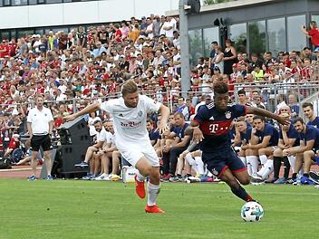 Der Brucker Rafael Hinrichs versucht, dem pfeilschnellen Kingsley Coman zu folgen. Der Bayern-Spieler trug sich beim Freundschaftsspiel doppelt in die Torschützenliste ein. Dem gastgebenden Bayernligisten gelang zumindest der Ehrentreffer.  Fotos: Sebastian Baumann