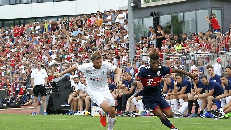 Der Brucker Rafael Hinrichs versucht, dem pfeilschnellen Kingsley Coman zu folgen. Der Bayern-Spieler trug sich beim Freundschaftsspiel doppelt in die Torschützenliste ein. Dem gastgebenden Bayernligisten gelang zumindest der Ehrentreffer.  Fotos: Sebastian Baumann