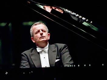 Der Pianist Michael Korstick (hier bei seinem umjubelten Coburg-Gastspiel im April 2013) hat eine neue Einspielung mit Werken von Rachmaninoff  vorgelegt.Archiv/Jochen Berger