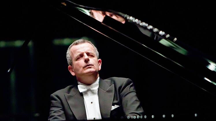 Der Pianist Michael Korstick (hier bei seinem umjubelten Coburg-Gastspiel im April 2013) hat eine neue Einspielung mit Werken von Rachmaninoff  vorgelegt.Archiv/Jochen Berger