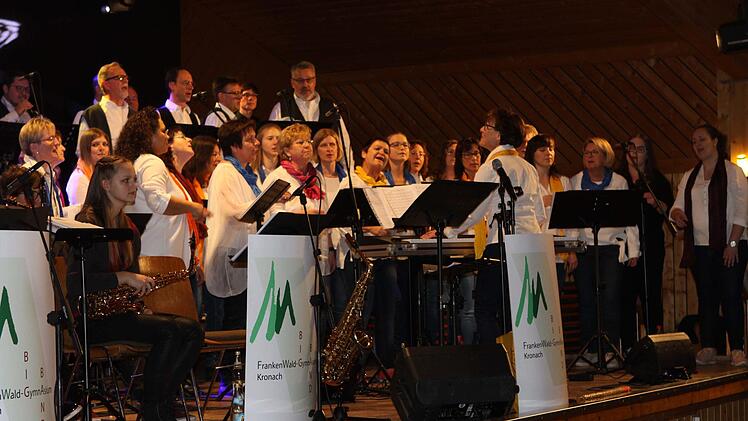 Der Gospelchor Kronach war zum zweiten Mal in Neufang zu Gast und hatte wieder die FGW Big-Band mitgebracht. Foto: Michael Wunder