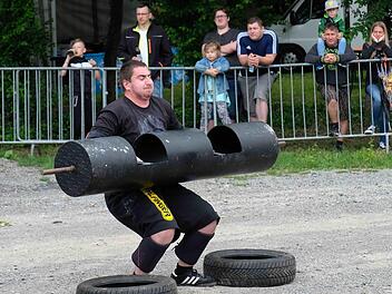 Geschicklichkeit und Balance waren gefordert, wenn unhandliche Kilos empor gehoben wurden. Foto: Gerd Schaar