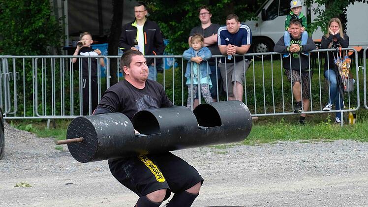 Geschicklichkeit und Balance waren gefordert, wenn unhandliche Kilos empor gehoben wurden. Foto: Gerd Schaar