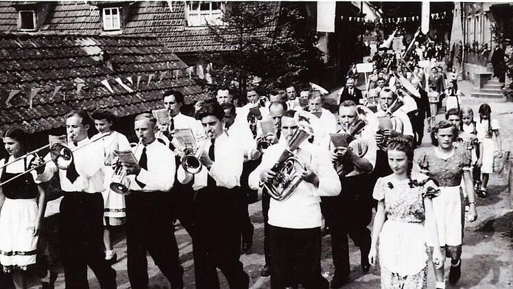 1950 marschierte die Blaskapelle Aschach beim Festzug zum 60-jährigen Jubiläum des Aschacher Gesangvereines im Schlosspark auf. Foto: Archiv Blaskapelle Aschach