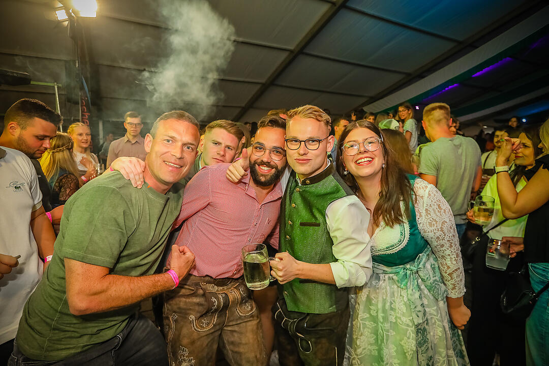 Samstagsparty im Festzelt!