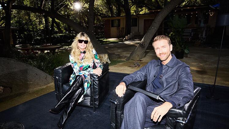 Christian D&uuml;ren f&uuml;hlt den Models beim Media-Teaching auf den Zahn.