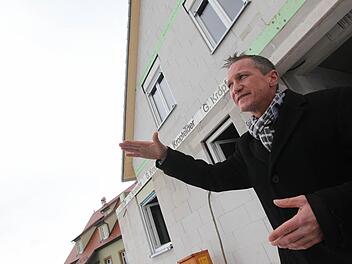 Immobilienmakler Markus Straßburger zeigt vor einem Neubau im Bad Staffelsteiner Ortsteil Unterzettlitz, wohin der Trend geht: nach oben. Foto: Tim Birkner
