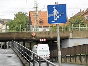 Dieses Schild, das Fußgängern eine Treppe prophezeit, wird Ende des nächsten Jahres hinfällig werden. Dann können auch Rollstuhl- und Rollatorfahrer die - in Richtung Coburg gesehen - linke Seite der Unterführung problemlos nutzen. Foto: Bernhard Brandl