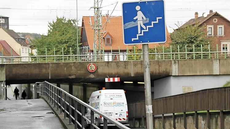 Dieses Schild, das Fußgängern eine Treppe prophezeit, wird Ende des nächsten Jahres hinfällig werden. Dann können auch Rollstuhl- und Rollatorfahrer die - in Richtung Coburg gesehen - linke Seite der Unterführung problemlos nutzen. Foto: Bernhard Brandl