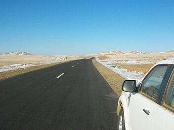 Die scheinbar unendlichen Weiten der Mongolei erschließt die neue Fernstraße von Ulaanbataar zur Wüste Gobi, an deren Bau das Ingenieurbüro SRP aus Zeil beteiligt ist. Die ersten 104 Kilometer wurden bereits fertiggestellt. Fotos: privat