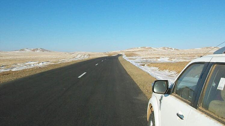 Die scheinbar unendlichen Weiten der Mongolei erschließt die neue Fernstraße von Ulaanbataar zur Wüste Gobi, an deren Bau das Ingenieurbüro SRP aus Zeil beteiligt ist. Die ersten 104 Kilometer wurden bereits fertiggestellt. Fotos: privat