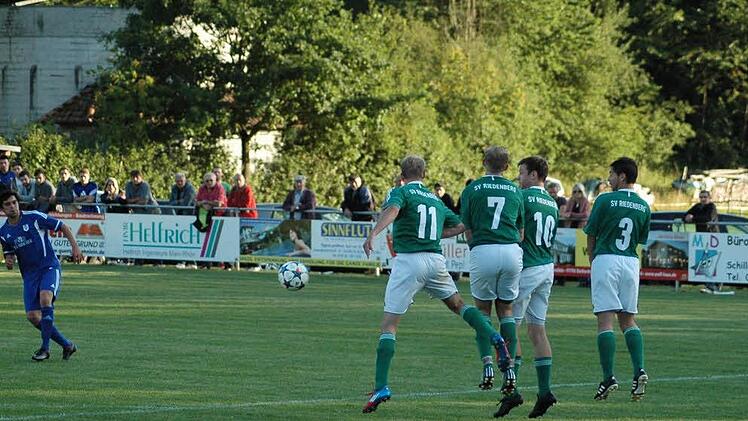Szene aus dem Eröffnungsspiel zwischen dem SV Riedenberg (grünes Trikot) und dem TSV Münnerstadt (3:1). Foto: Sebastian Schmitt