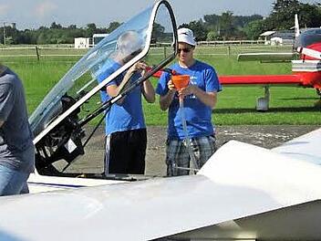 Die Vereins-LS 8 des Aero-Clubs Lichtenfels wird hier mit Wasserballast für schnelle Flüge befüllt. Foto: privat