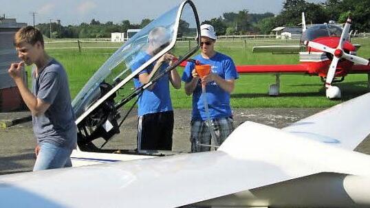 Die Vereins-LS 8 des Aero-Clubs Lichtenfels wird hier mit Wasserballast für schnelle Flüge befüllt. Foto: privat