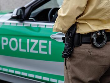 Am Dienstag haben Ladendetektive zwei jugendliche Ladendiebinnen mit ihrer Beute erwischt. In Zugriffsnähe hatten die beiden auch Messer bei sich. Symbolfoto: Christopher Schulz
