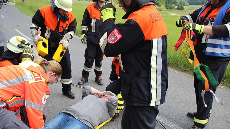 kann die Verletzte aus dem Auto gebracht werden.
