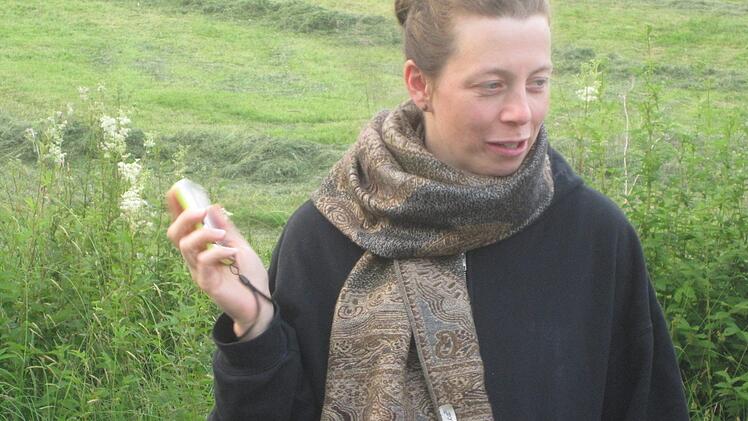 Simone Hepp beim Einsatz des Bat-DeteKtors, der die hochfrequenten Ortungsrufe der Fledermäuse in hörbare Signale umwandelt und auch eine graphische Dartsellung der Rufe anzeigt. Foto: Oswald Türbl