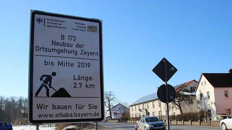 Ob das Ziel, den Bau der Zeyerner Ortsumfahrung bis Mitte 2019 zu vollenden, eingehalten werden, ist derzeit äußerst fraglich. Foto: Barbara Herbst