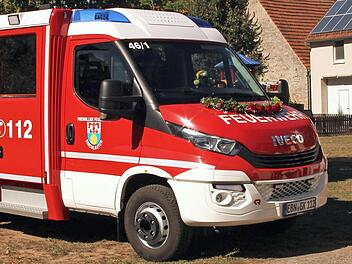 Pfarrer Matthias Rusin bei der Segnung des neuen Tragkraftspritzenfahrzeuges Wasser Foto: Günther Geiling