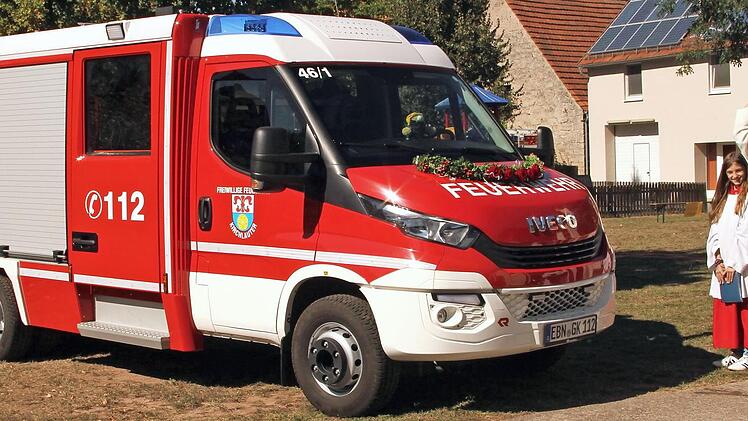 Pfarrer Matthias Rusin bei der Segnung des neuen Tragkraftspritzenfahrzeuges Wasser Foto: Günther Geiling