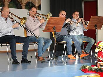 Dieses Bläserquartett der Steinacher Musikanten unter der Leitung von  Jürgen Limpert ist seit 30 Jahren dabei, wenn die Behinderten aus dem  Landkreis in Steinach Weihnachten feiern. Foto: Dieter Britz