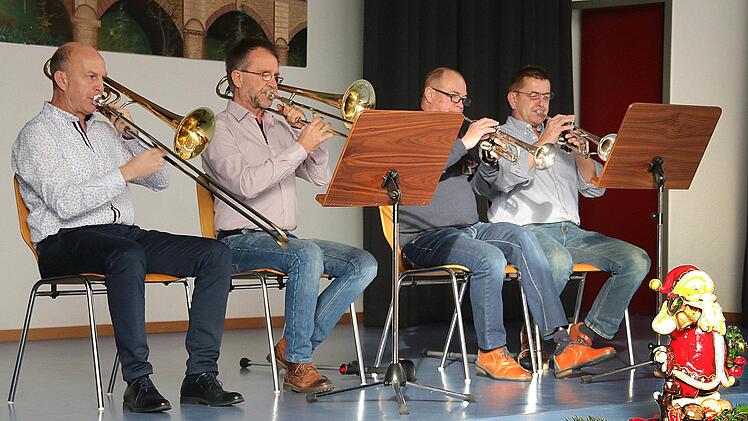Dieses Bläserquartett der Steinacher Musikanten unter der Leitung von  Jürgen Limpert ist seit 30 Jahren dabei, wenn die Behinderten aus dem  Landkreis in Steinach Weihnachten feiern. Foto: Dieter Britz