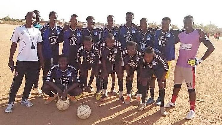 Eine Fu&szlig;ballmannschaft in Burkina Faso mit den Trikots aus Ebermannstadt Fotos: privat