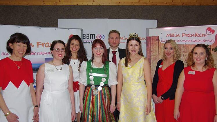 StDin Uschi Delißen (von links), Svenja Schmitt, Lisa Jonas, Bierprinzessin Kerstin Friedrich, Tobias Pekarek, Weinkönigin Carolin Meyer, Larissa Bauer, Ina Benkert, Weinbaupräsident Artur Steinmann und OStDin Karin Maywald freuen sich über eine gelungene Veranstaltung. Foto: Klaus Werner