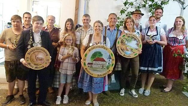 Das neue K&ouml;nigshaus der Sportsch&uuml;tzen Autenhausen mit den Gratulanten