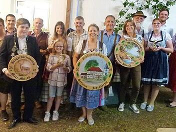 Das neue Königshaus der Sportschützen Autenhausen mit den Gratulanten