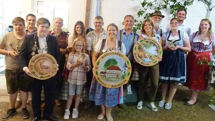Das neue Königshaus der Sportschützen Autenhausen mit den Gratulanten