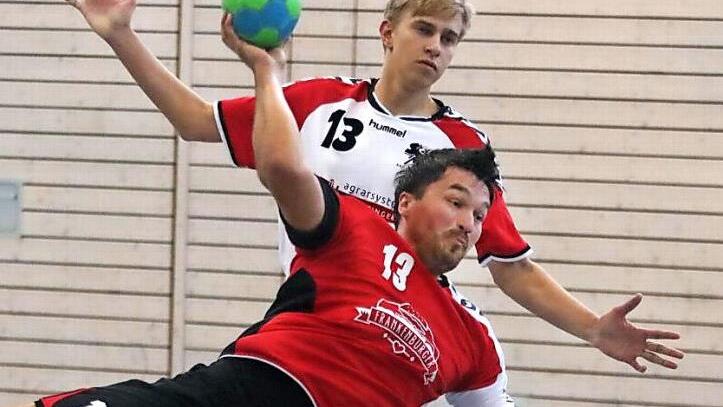 Ahorns Joachim Friedrich (Nummer 13) legt sich mächtig ins Zeug. Foto: Iris Bilek