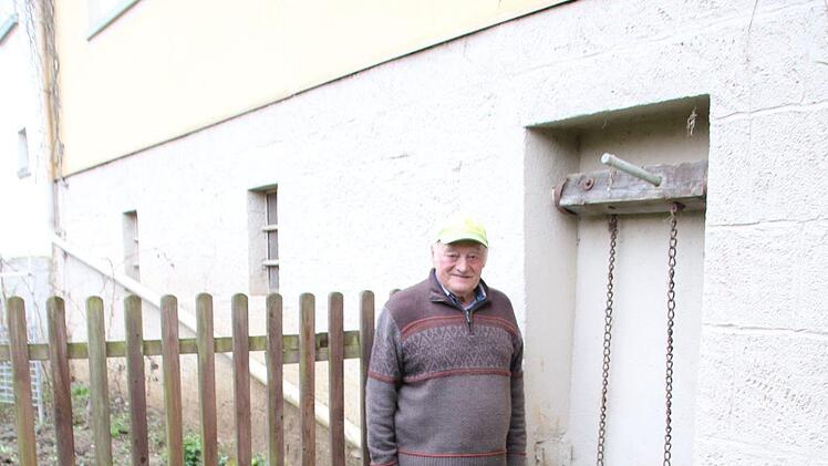 Hans Petsch zeigt die Stelle, wo der Mühlbach in sein Haus zur Mühle fließt. Thomas Malz
