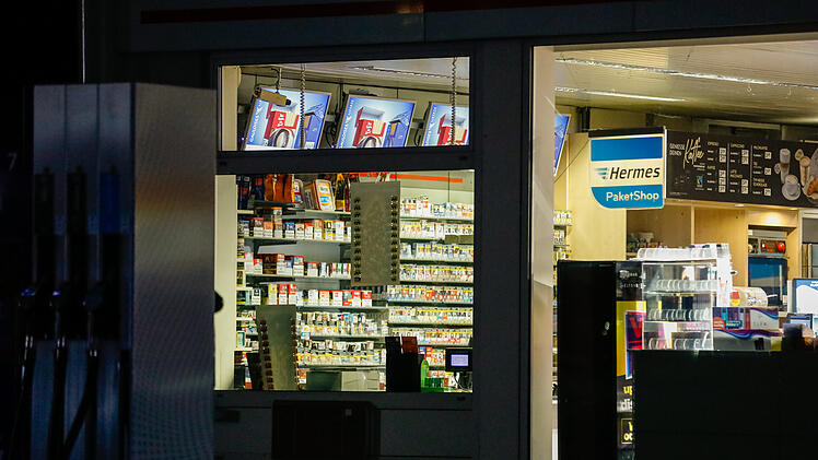 Tankstelle bei Nacht