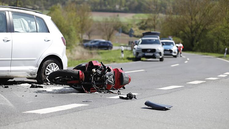 Tödlicher Unfall am Ostersonntag: 83-jähriger Autofahrer übersieht Motorrad