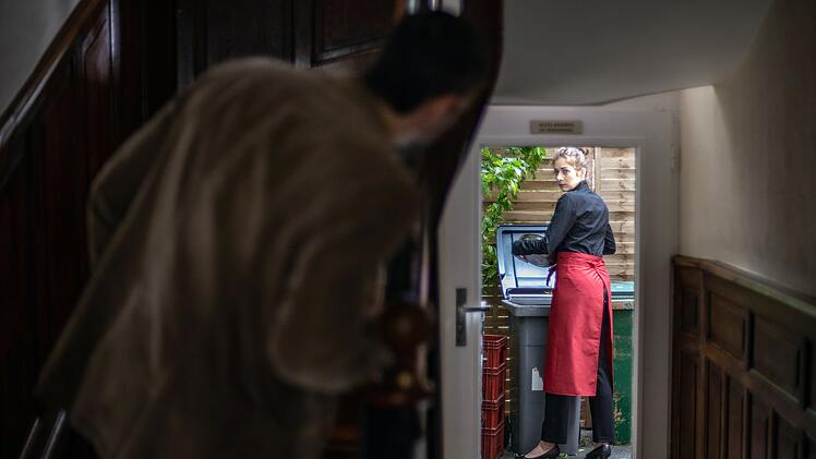 Kurz nach dem Mord sieht Dupin (Pasquale Aleardi) die Kellnerin Sieren (Amy Benkenstein) in der Nähe des Tatorts.