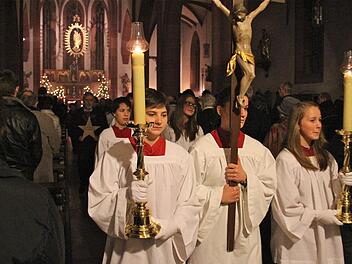 Auszug nach dem Gottesdienst: Die katholische Pfarreiengemeinschaft "Sieben Sterne im Hammelburger Land" geht zuversichtlich ins neue Jahr. Am 19. Januar kommt der neue Pfarrer. Foto: Gerd Schaar