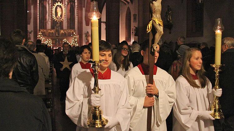 Auszug nach dem Gottesdienst: Die katholische Pfarreiengemeinschaft "Sieben Sterne im Hammelburger Land" geht zuversichtlich ins neue Jahr. Am 19. Januar kommt der neue Pfarrer. Foto: Gerd Schaar