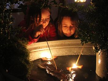 Fasziniert waren die Kinder von der Idee, in einem dunklen Raum im Wasser Lichter schwimmen zu lassen. Foto: Sonja Adam