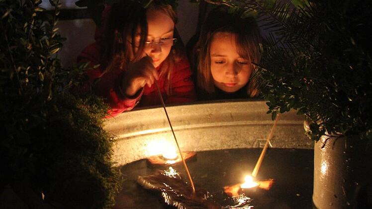 Fasziniert waren die Kinder von der Idee, in einem dunklen Raum im Wasser Lichter schwimmen zu lassen. Foto: Sonja Adam