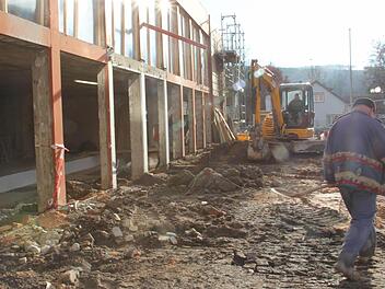 Ob die Sonne am Montag strahlte, weil die Fundamentarbeiten für das vorgezogene Foyer des Kreiskulturraums vorankommen? Foto: Marco Meißner