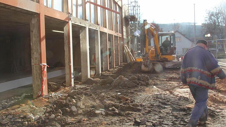 Ob die Sonne am Montag strahlte, weil die Fundamentarbeiten für das vorgezogene Foyer des Kreiskulturraums vorankommen? Foto: Marco Meißner