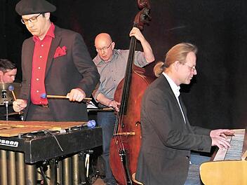 Das Vibraphon stand im Mittelpunkt des Konzerts von Tizian Jost (Vibraphon), Florian Kettler (Schlagezug), Bernhard Pichl (Klavier) und Rudi Engel (Bass) in der Reihe des Kulturamts Haßfurt "Jazz mal anders".  Foto: Ulrike Langer
