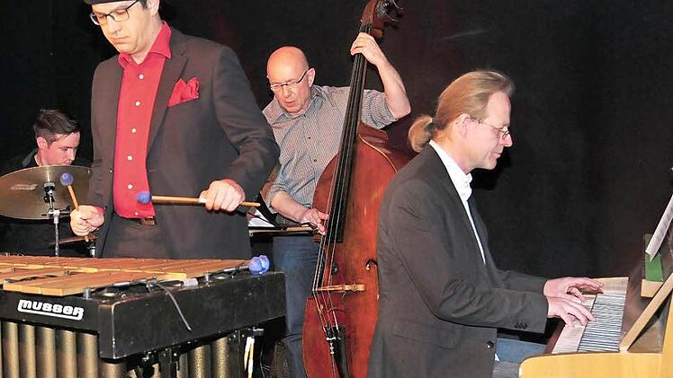 Das Vibraphon stand im Mittelpunkt des Konzerts von Tizian Jost (Vibraphon), Florian Kettler (Schlagezug), Bernhard Pichl (Klavier) und Rudi Engel (Bass) in der Reihe des Kulturamts Haßfurt "Jazz mal anders".  Foto: Ulrike Langer